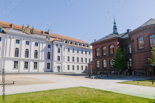 Hauptgebaeude und Innenhof der Uni Greifswald