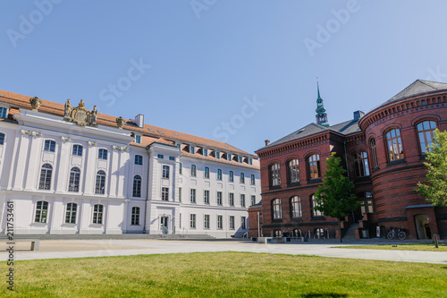 Hauptgebaeude und Innenhof der Uni Greifswald