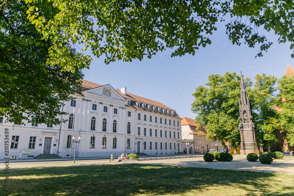 Obraz premium Hauptgebaeude der Universität Greifswald vom Rubenowplatz 