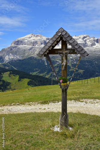 Wegkreuz in den Dolomiten vor Sellagruppe