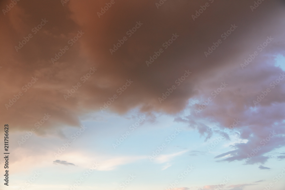 Obraz premium Clouds in the sky at sunset as background