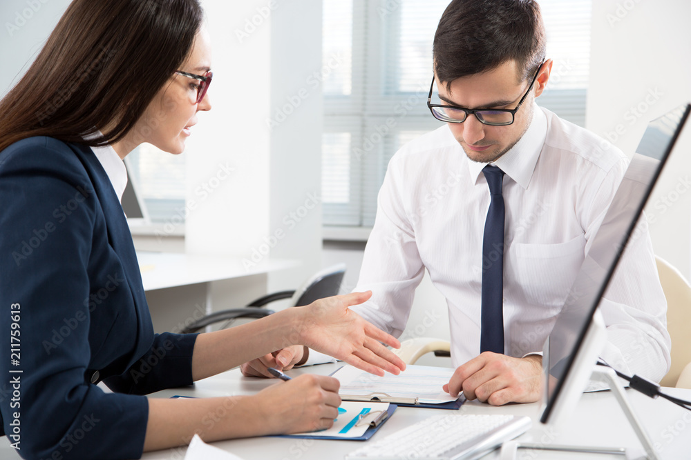 Fototapeta premium Businesspeople discuss a new project