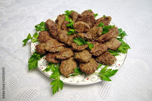 Оладушки  из печени, украшенные зеленью
