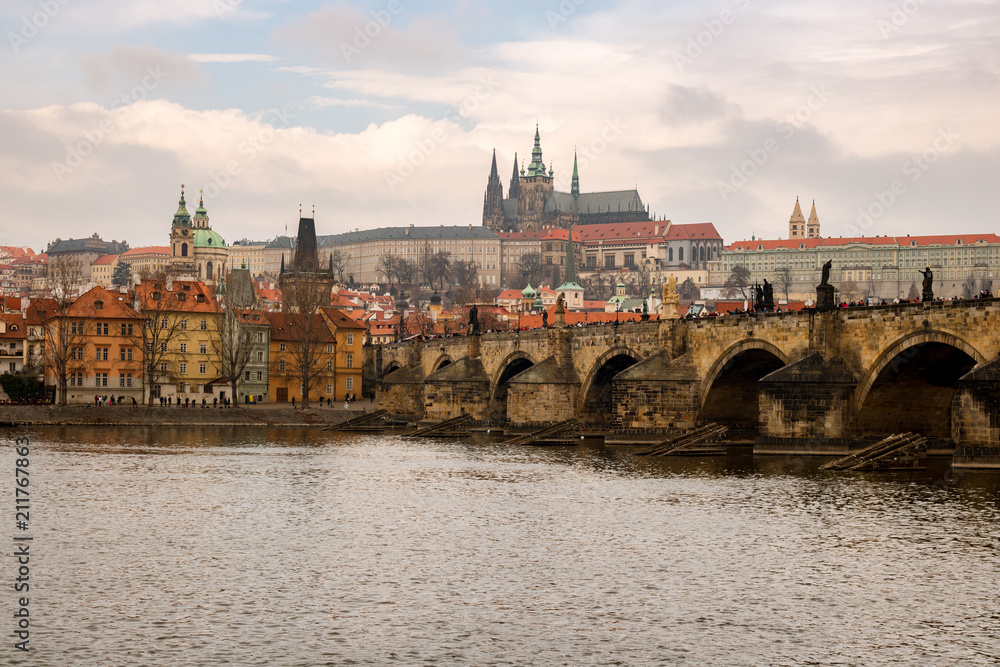 Paisagem de Praga com o rio.