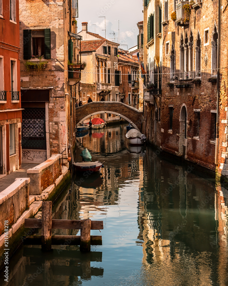 Paisagem em Veneza com barcos no rio 