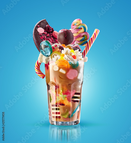 Foto Monster shake, freak caramel shake isolated