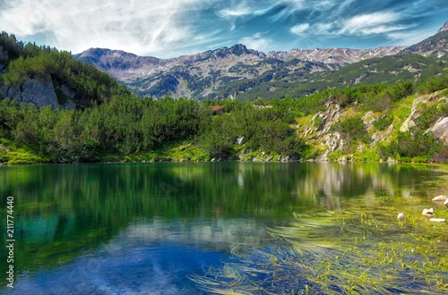 In montagna di Pirin  Bulgaria in estate. Lago Okoto e i suoi riflessi d acqua.