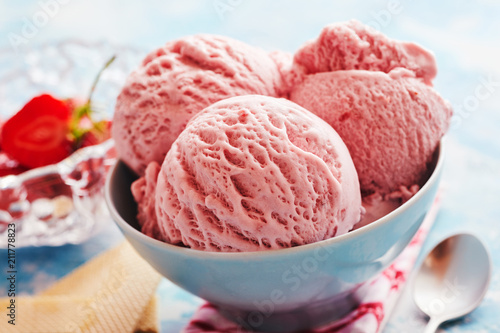 Tableau sur toile Bowl with strawberry ice-cream dessert