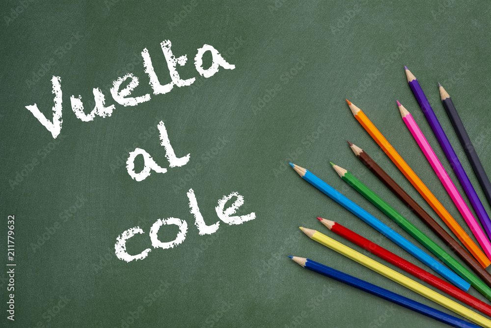 Letras de vuelta a la escuela escritas con tiza blanca en una pizarra verde con materiales escolares Letras de vuelta a la escuela escritas con tiza blanca en una pizarra verde con materiales escolares