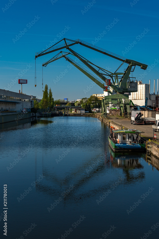 Kräne spiegeln sich im Becken des Oberhafens in berlin-Kreuzberg
