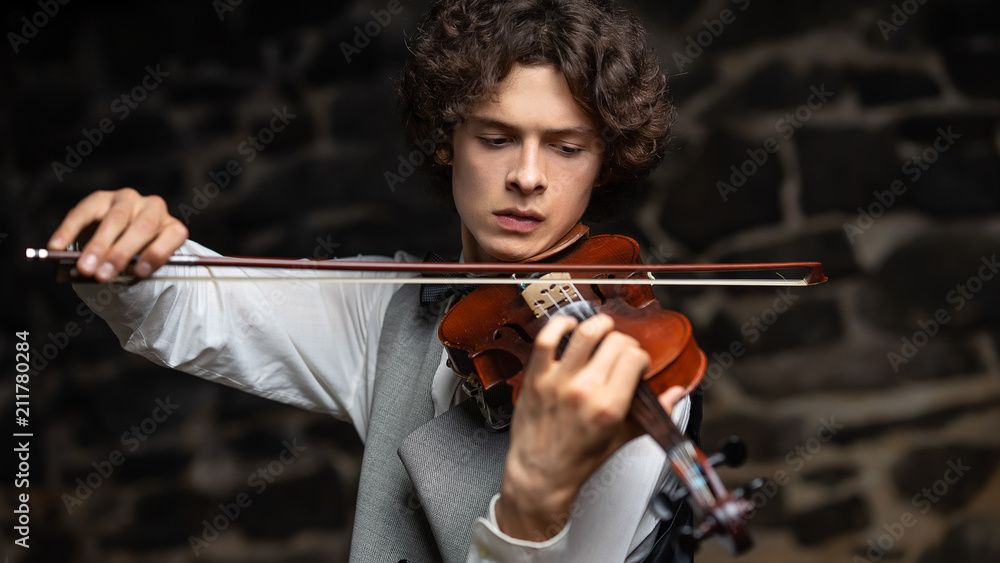 Foto young guy playing the violin
