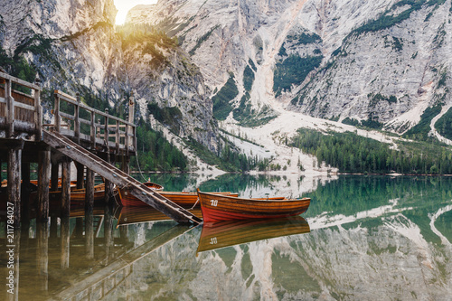 Bootssteg mit Blick auf Pragser Wildsee