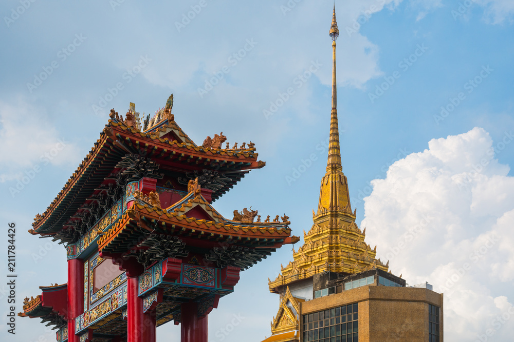 Naklejka premium Chinese gate and thai temple in Bangkok, Thailand