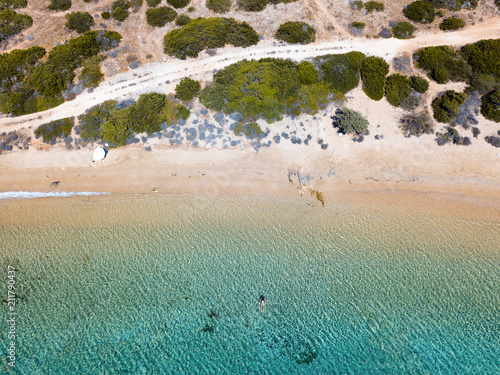 Luftaufnahme des einsamen Strandes von Lageri mit türkisem Meer auf Paros, Kykladen, Griechenland