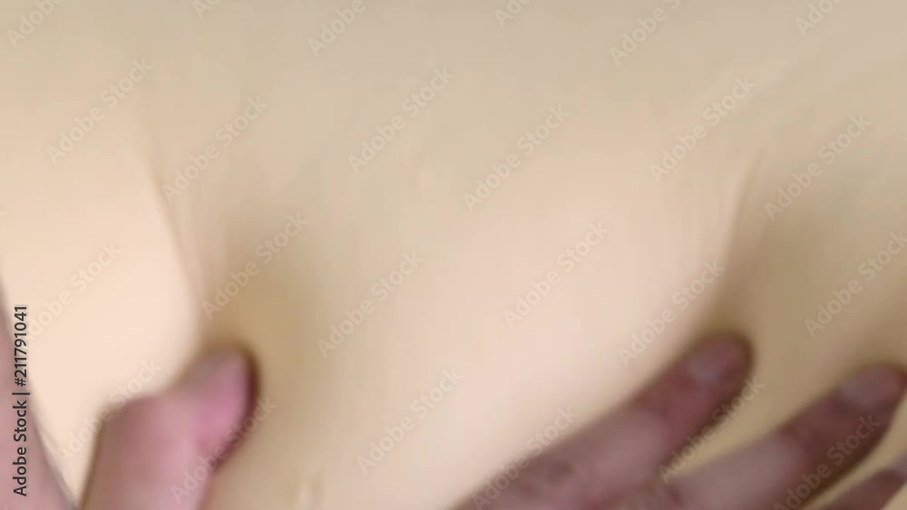 Mano che tocca un materasso in memory foam tecnologico. Super Slow motion. Mano che tocca un materasso in memory foam tecnologico. Super Slow motion.