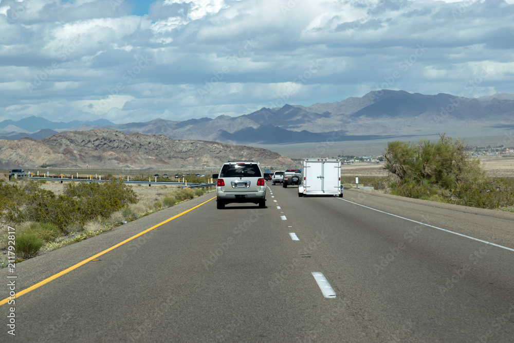 Fototapeta premium Ruch płynący z Los Angeles do Las Vegas w Stanach Zjednoczonych.