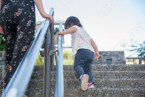 階段を上る子供 photo