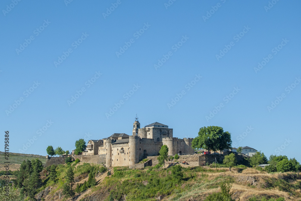 Vista de la  de Puebla de Sanabria y su castillo en la provincia de Zamora España 