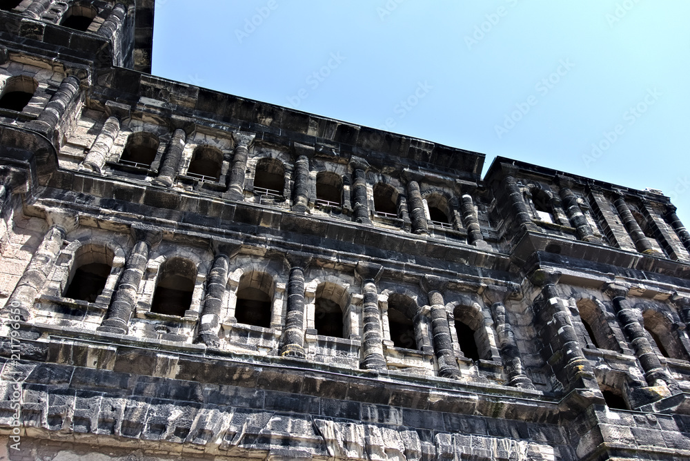 Die Porta Nigra (lateinisch für „Schwarzes Tor“) ist ein ab 170 n. Chr. errichtetes früheres römisches Stadttor am Porta-Nigra-Platz und Wahrzeichen der Stadt Trier.