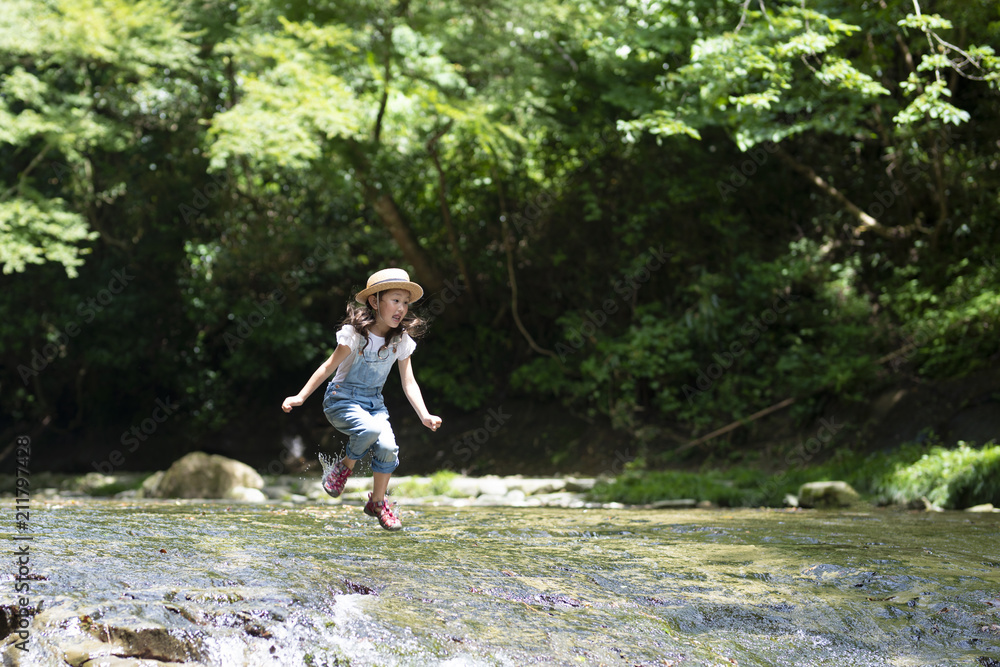 川で遊ぶ女の子 川で遊ぶ女の子