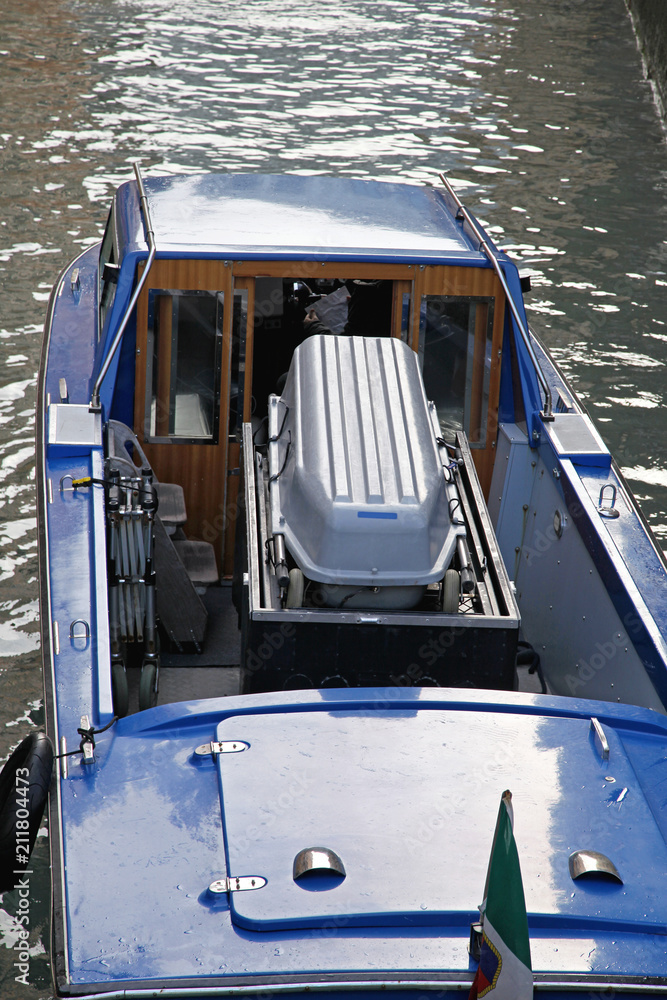 Obraz premium Casket in Boat