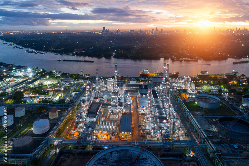 Naklejka premium Widok z lotu ptaka zmierzch rafineria ropy naftowej, Strzelający od trutnia rafineria ropy naftowej i zakład petrochemiczny, Bangkok, Tajlandia