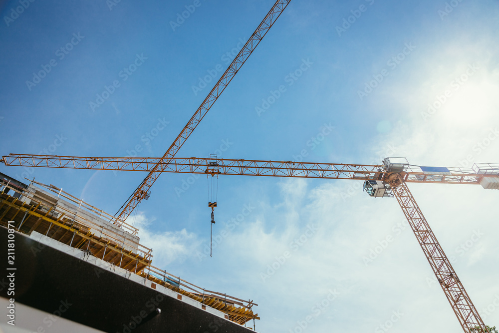 Baustelle mit Kränen und blauem Himmel, Wachstum Baustelle mit Kränen und blauem Himmel, Wachstum