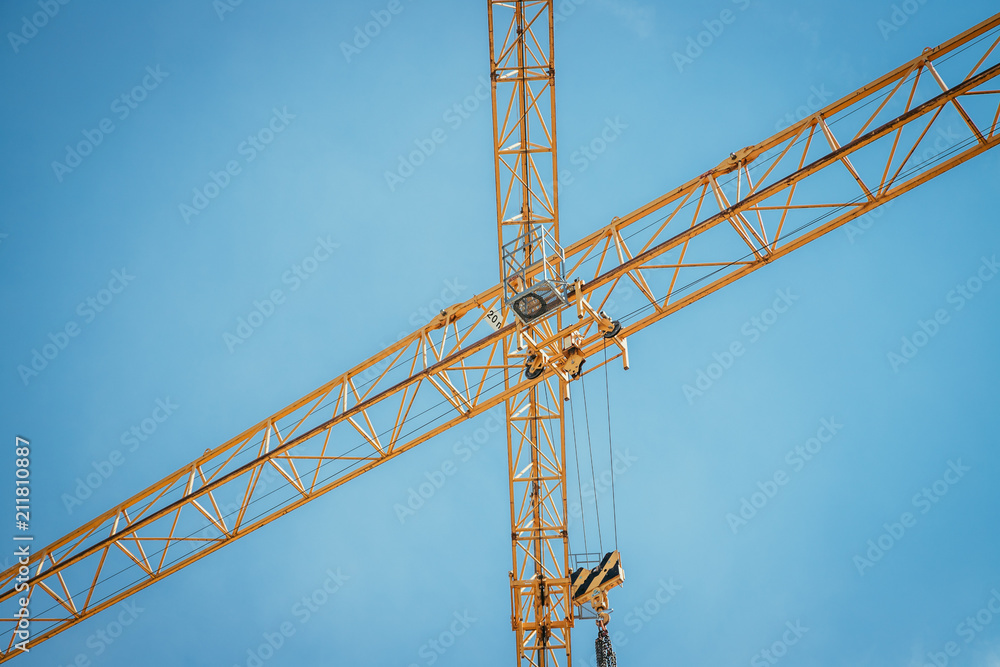 Baustelle mit Kränen und blauem Himmel, Wachstum Baustelle mit Kränen und blauem Himmel, Wachstum