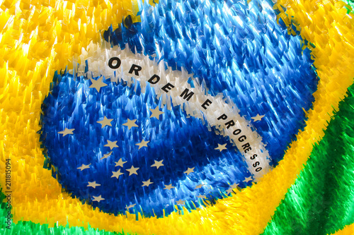 Rua decorada com fitas e bandeiras da copa. Futebol na rua com bandeira do brasil e vários países do mundo 2018