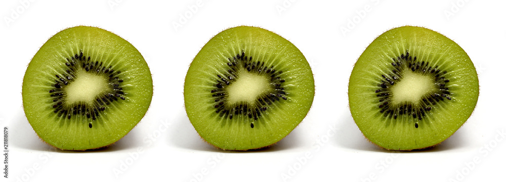 Fototapeta premium Saftige Kiwi isoliert alleinstehend