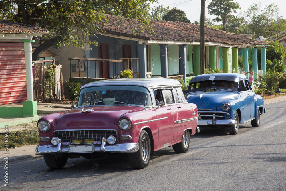 Schöner roter und blauer Oldtimer auf Kuba (Karibik)