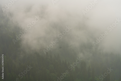 Wolkenverhangener Gebirgsabschnitt © lexpixelart