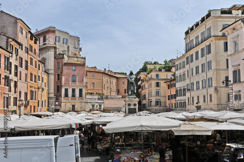 Roma, piazza Campo de Fiori - Mercato e statua di Giordano Bruno