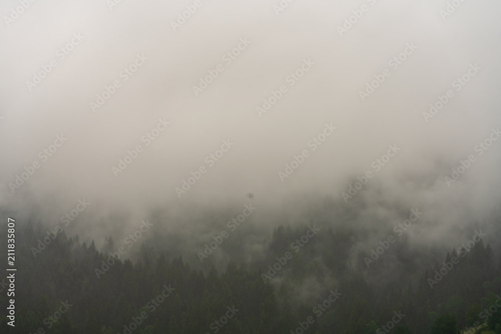 Fototapeta premium Wolkenverhangener Gebirgsabschnitt