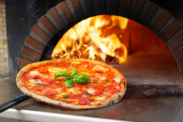 Fototapete Pizzeria Heiße Margherita frisch aus dem Ofen  © Romolo Tavani