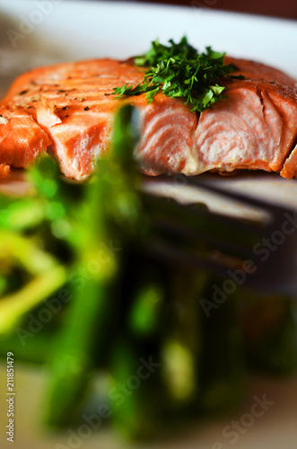 Obraz na płótnie Salmón al grill con verdes