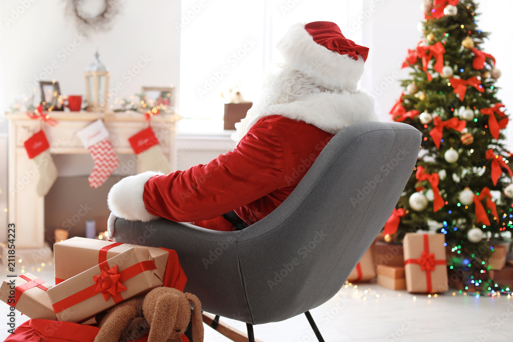 Obraz premium Authentic Santa Claus in traditional costume indoors