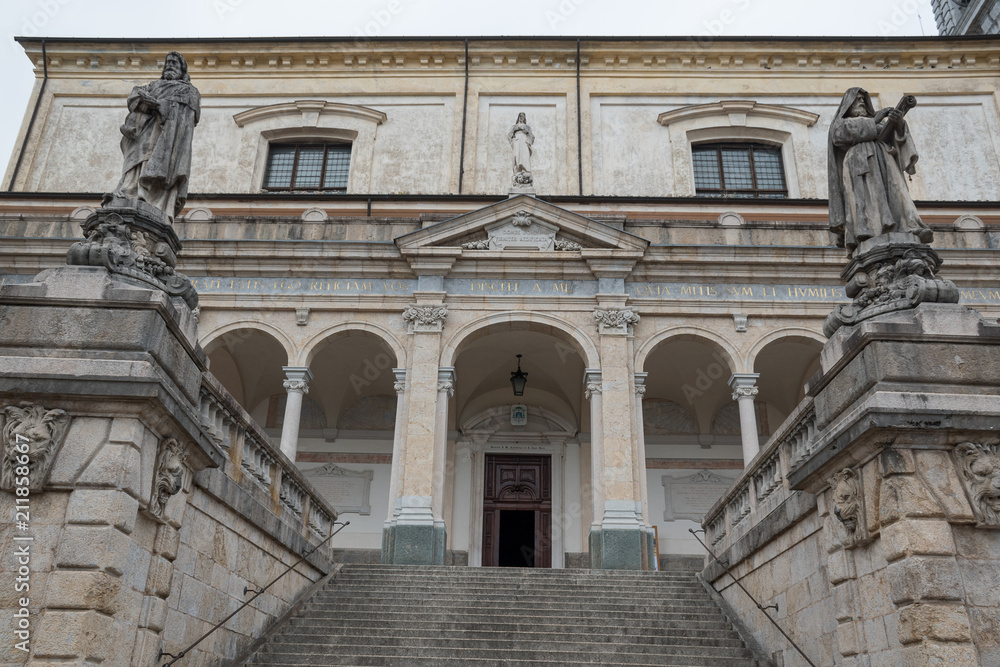 Clusone (Lombardia, Italia) - Scalinata e ingresso della Basilica di Santa Maria Assunta costruita dal 1688 al 1698