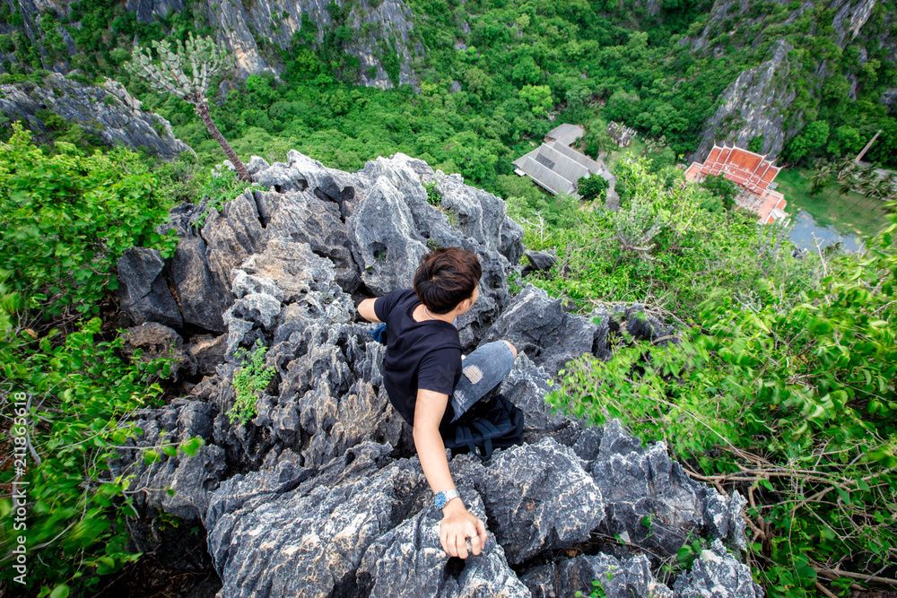 Male travelers The beauty of the surrounding (Khao Daeng viewpoint), which is located in Prachuap Khiri Khan, Thailand, is a tourist attraction to visit the beauty of the journey. Male travelers The beauty of the surrounding (Khao Daeng viewpoint), which is located in Prachuap Khiri Khan, Thailand, is a tourist attraction to visit the beauty of the journey.