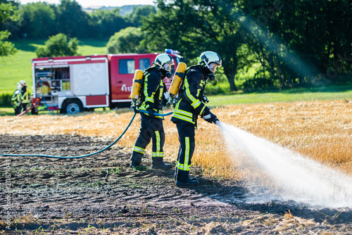 Feuerwehr löscht Feldbrand