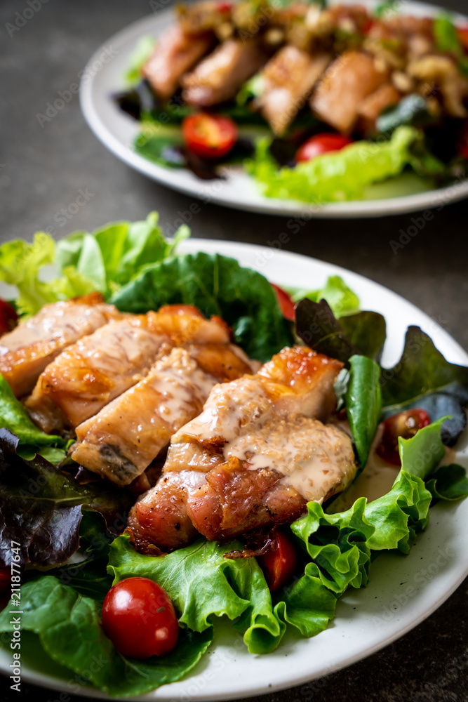 grilled chicken with salad vegetable