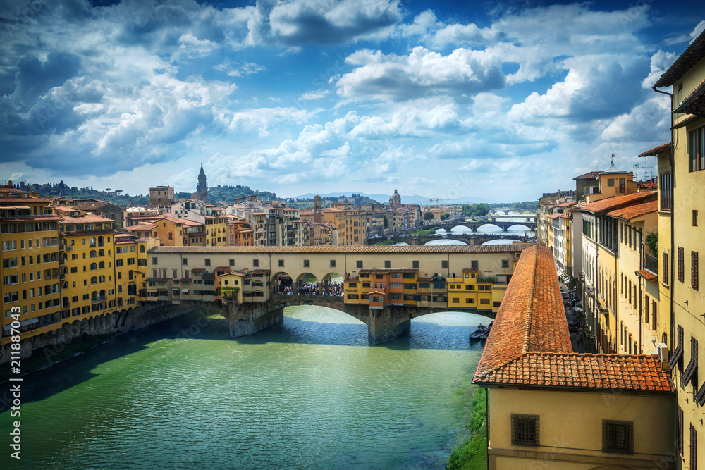 Naklejka premium Famous bridge Ponte Vecchio on the river Arno in Florence, Italy.