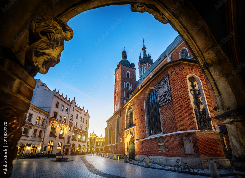 Obraz premium Old city center view with St. Mary's Basilica in Krakow, Poland. Night view, long exposure.