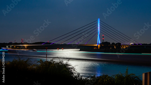 luna reflejandose en el río bajo el puente