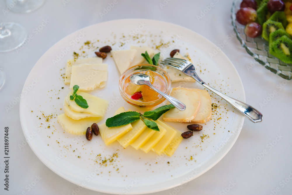 The cheese, cut by pieces The cheese, cut by pieces