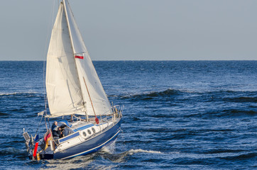 Fotobehang Zeilen Avontuurlijke zeiltocht op open zee  © Wojciech Wrzesień