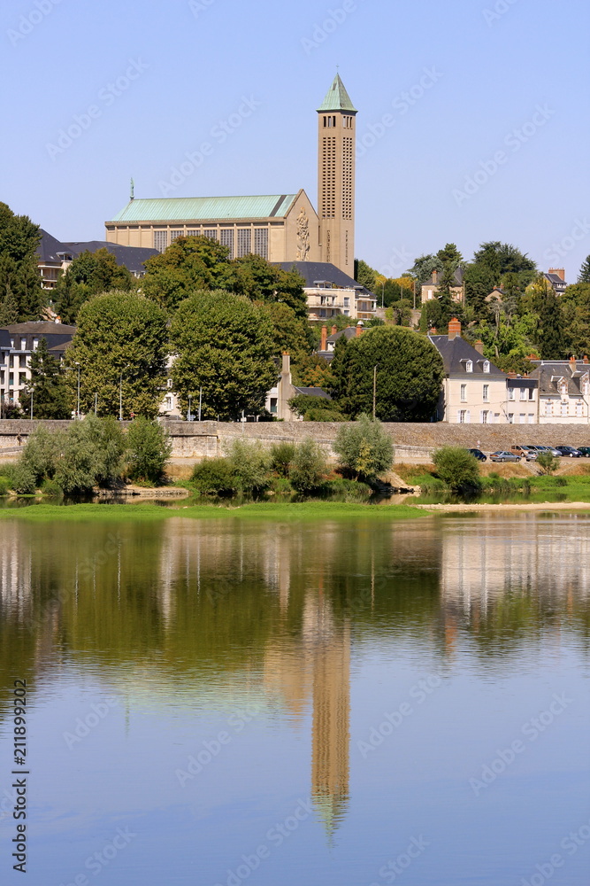Campanile sur Loire : Notre Dame de la Trinité à Blois