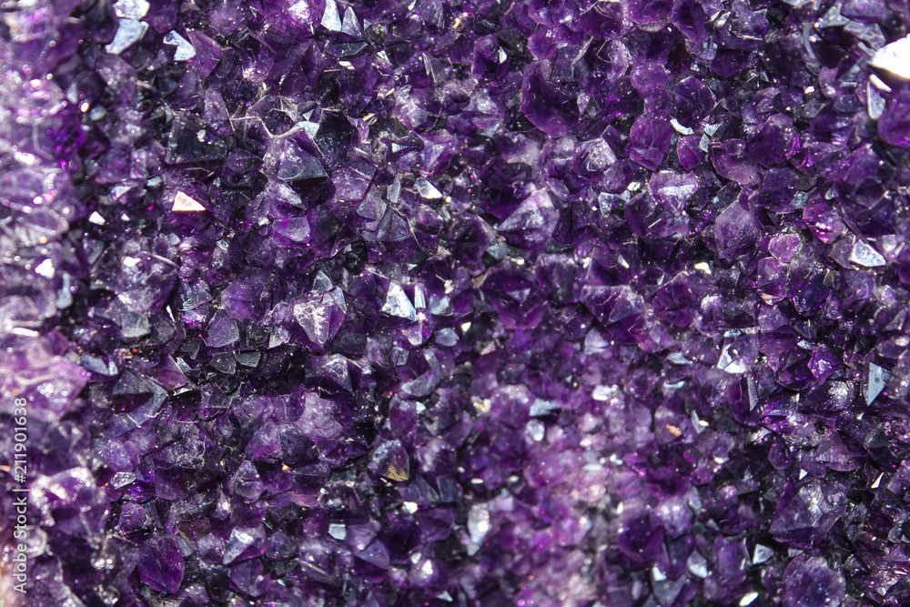 Geoda de Cuarzo Amatista púrpura violeta cristal Stock Photo | Adobe Stock