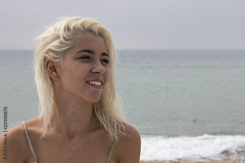 Feliz mujer joven en la playa