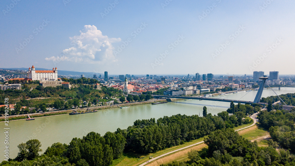 Die Innenstadt von Bratislava - Luftaufnahme Drohne